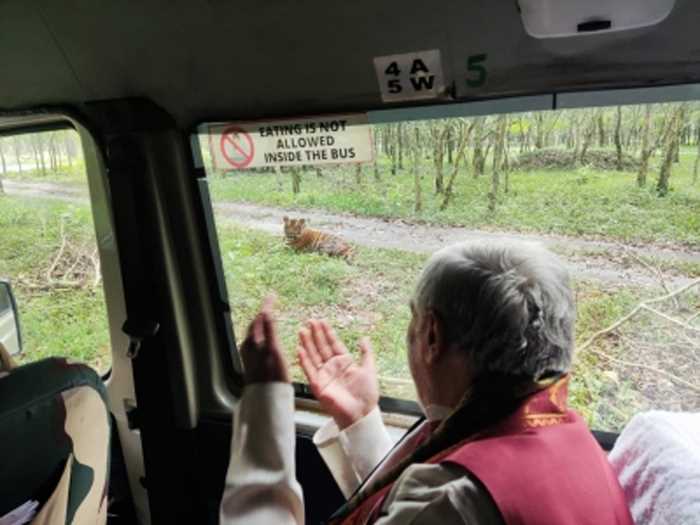 केंद्रीय मंत्री अश्विनी चौबे ने बंगाल सफारी का किया निरीक्षण, टाइगर को लिया गोद, नाम दिया अग्निवीर